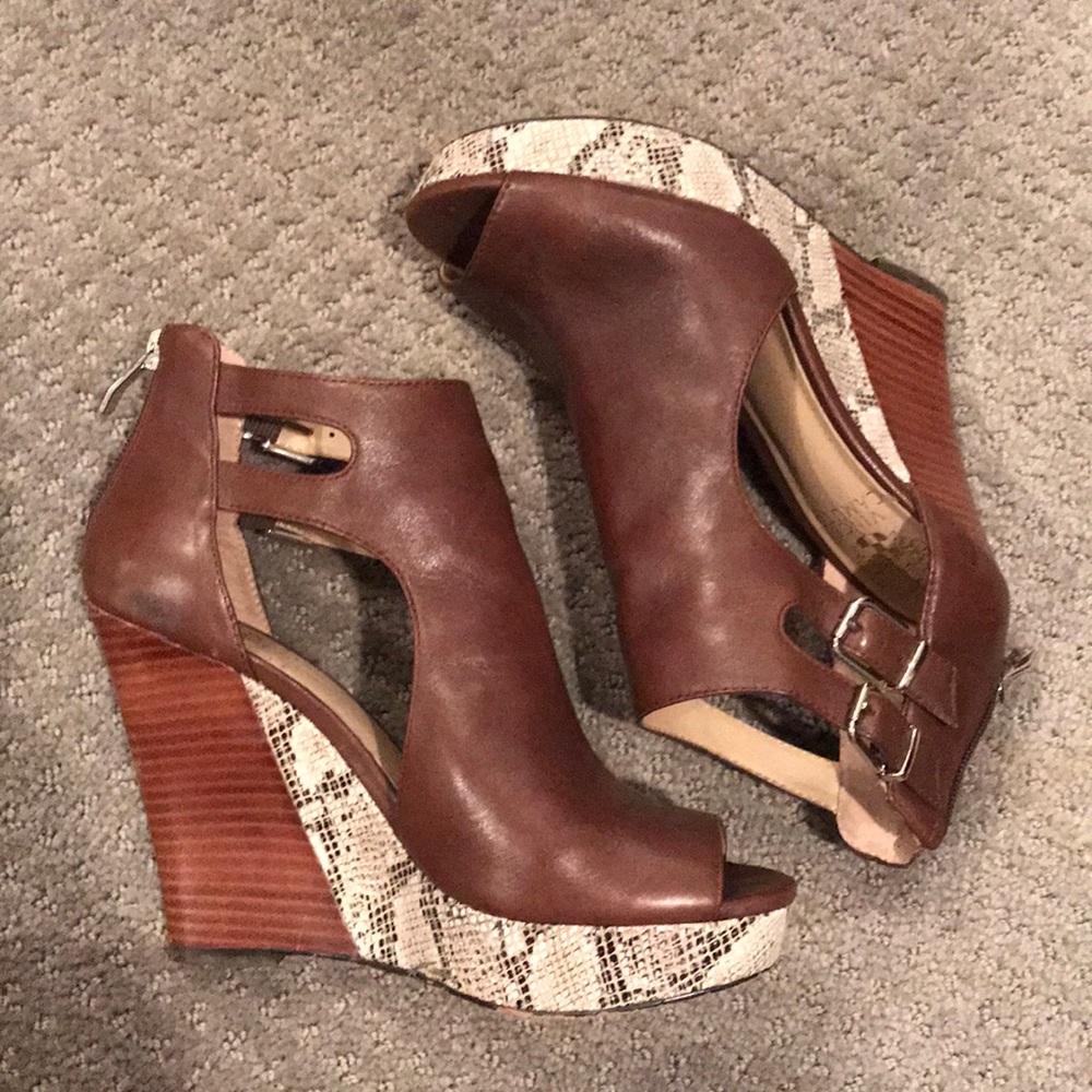 Sexy Vince Camuto brown + snakeprint wedges